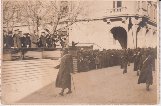 DESFILE DE TROPAS CON BANDERA Y CASCO (c.1940)