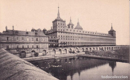 SAN LORENZO DE EL ESCORIAL - REAL MONASTERIO. FACHADA DE MEDIODÍA Y ESTANQUE DE LA HUERTA