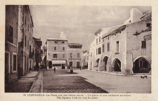 CIUTADELLA DE MENORCA - 19. LA PLAZA CON SUS VIEJOS ARCOS